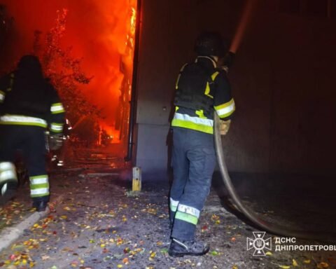 ДСНС ліквідують наслідки обстрілу Дніпропетровщини