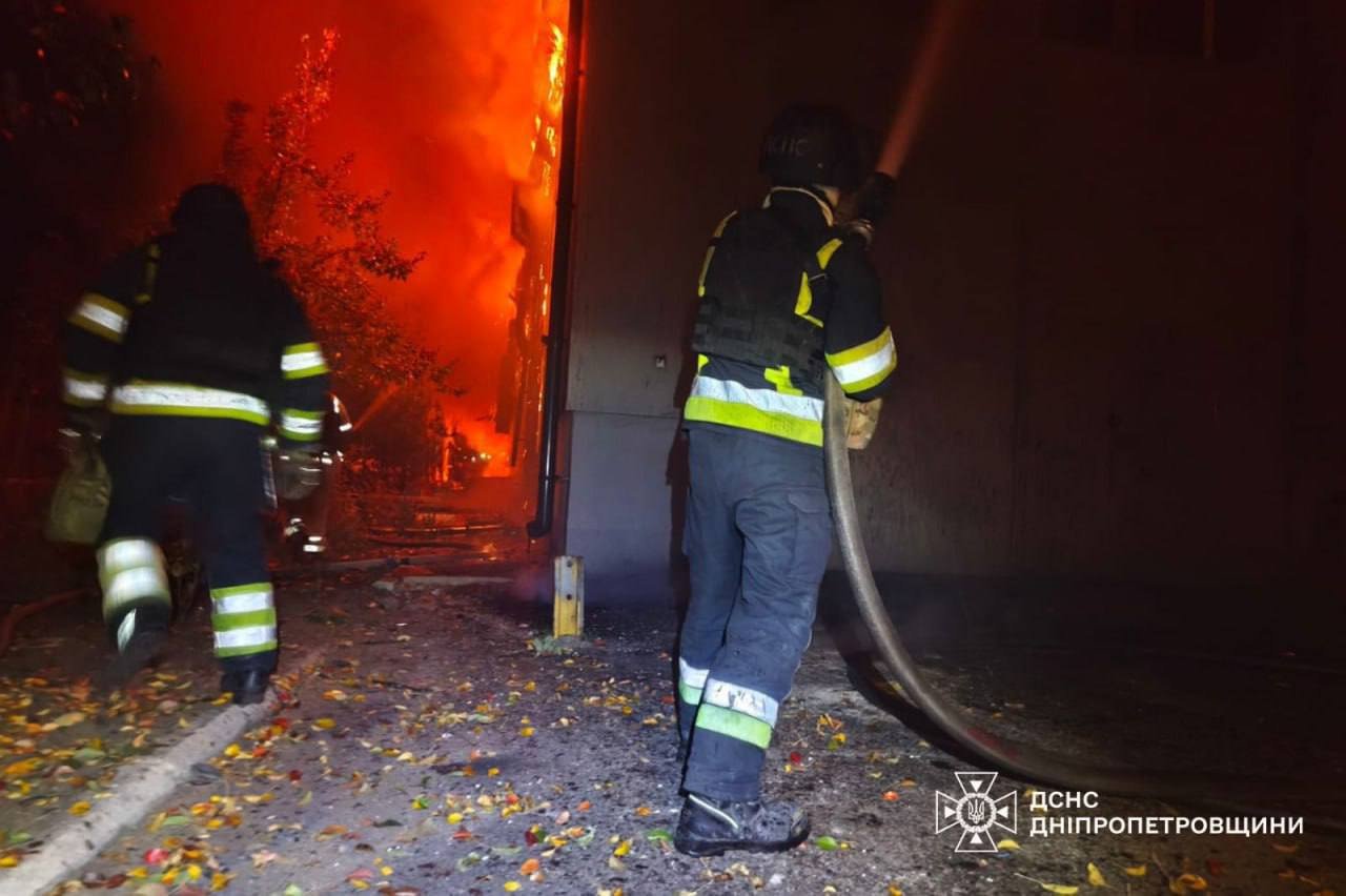 ДСНС ліквідують наслідки обстрілу Дніпропетровщини