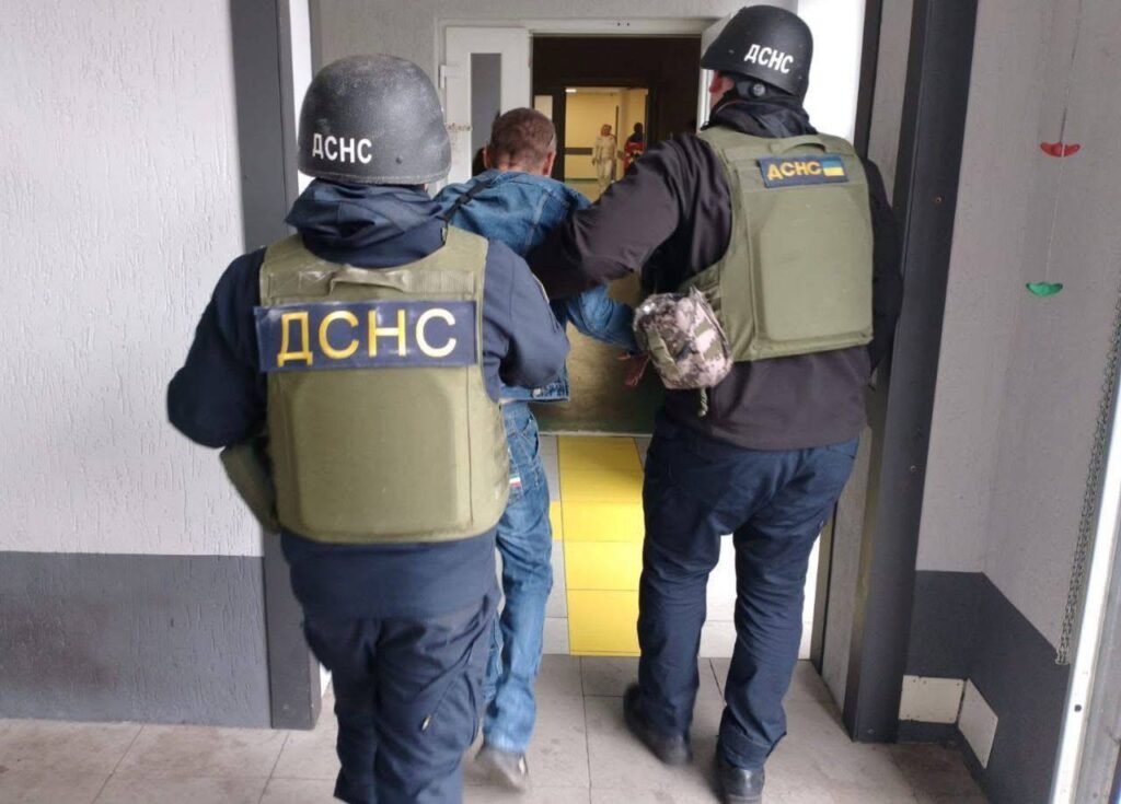 ДСНС допомагають постраждалим від ворожого обстрілу