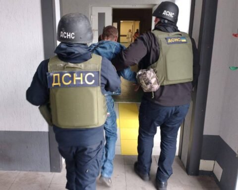 ДСНС допомагають постраждалим від ворожого обстрілу