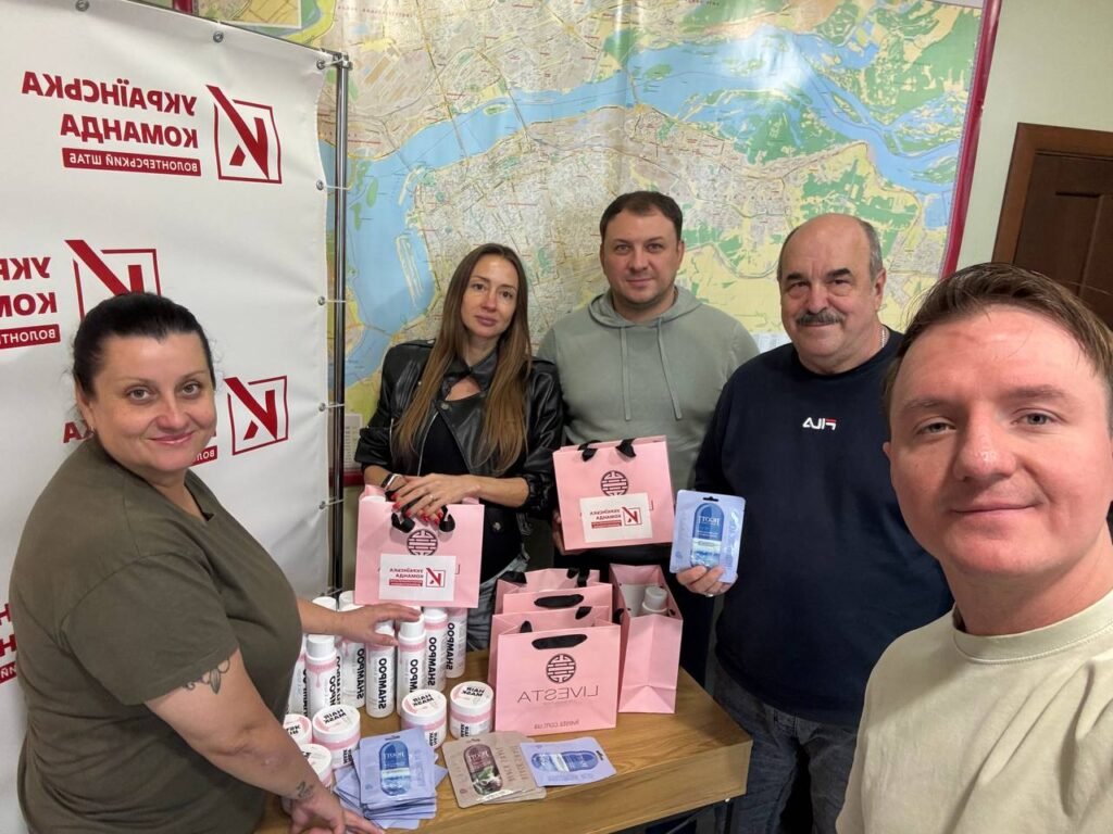 Волонтери «Українська команда» Дніпропетровщини передали на фронт нашим військовослужбовицям і парамедикиням набори для особистої гігієни