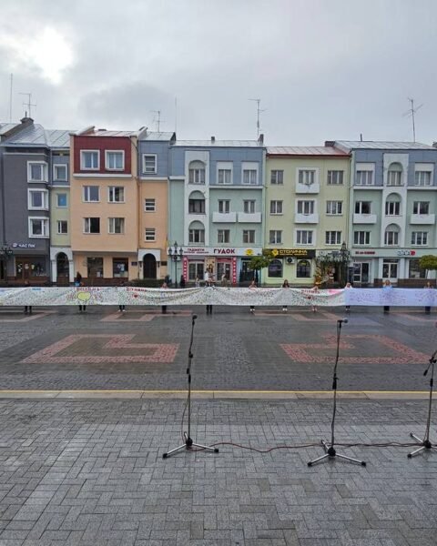 Понад 2 тисячі сердець з відбитків дитячих долоней – «Українська команда» на підтримку ЗСУ встановила новий рекорд України