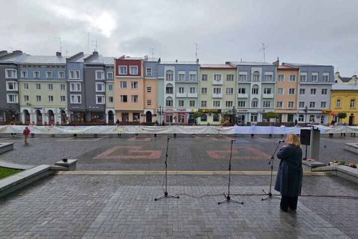 Понад 2 тисячі сердець з відбитків дитячих долоней – «Українська команда» на підтримку ЗСУ встановила новий рекорд України