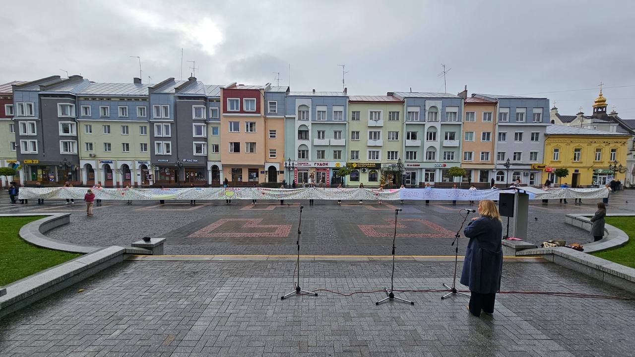 Понад 2 тисячі сердець з відбитків дитячих долоней – «Українська команда» на підтримку ЗСУ встановила новий рекорд України