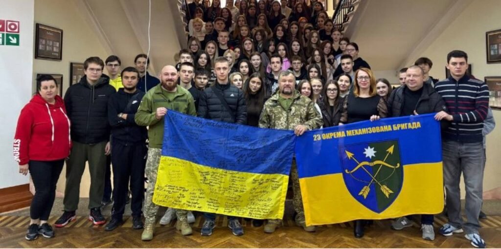 Волонтери «Української команди» Дніпропетровщини зі студентами Університу митної справи та фінансів у Дніпрі провели зустріч з військовими