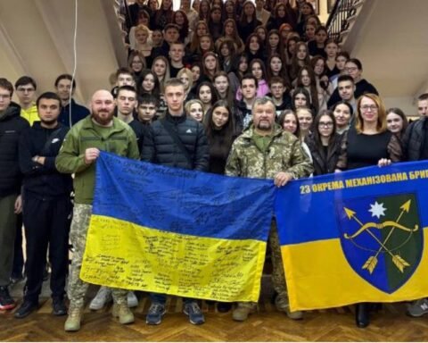 Волонтери «Української команди» Дніпропетровщини зі студентами Університу митної справи та фінансів у Дніпрі провели зустріч з військовими