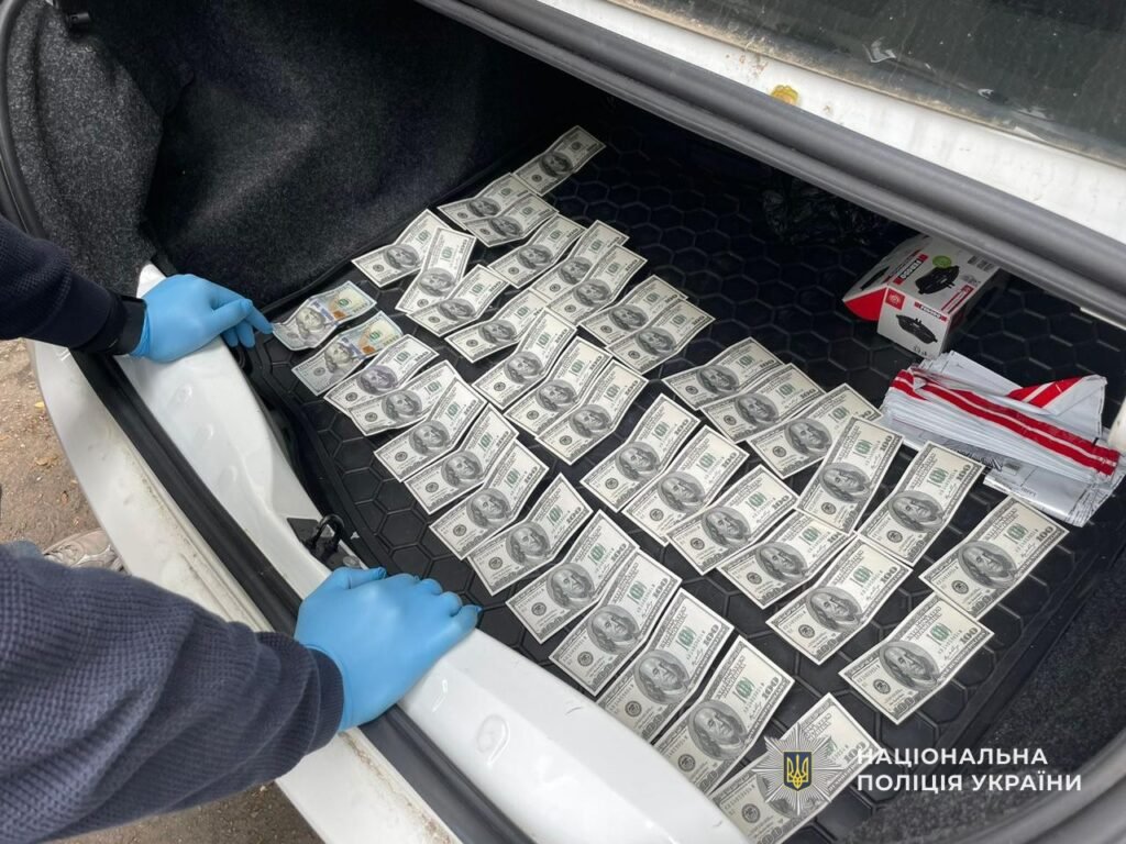 У Дніпрі службовець ТЦК вимагав хабар за зняття з військового обліку