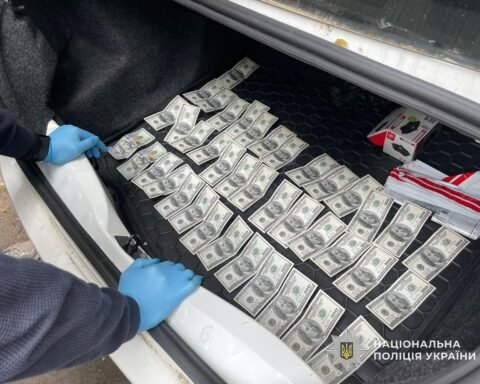 У Дніпрі службовець ТЦК вимагав хабар за зняття з військового обліку