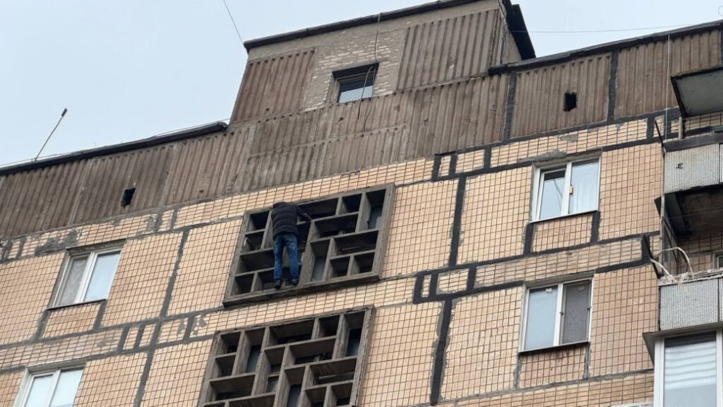 У Кривому Розі чоловік погрожував стрибнути з дев’ятого поверху