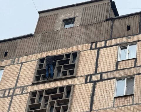 У Кривому Розі чоловік погрожував стрибнути з дев’ятого поверху