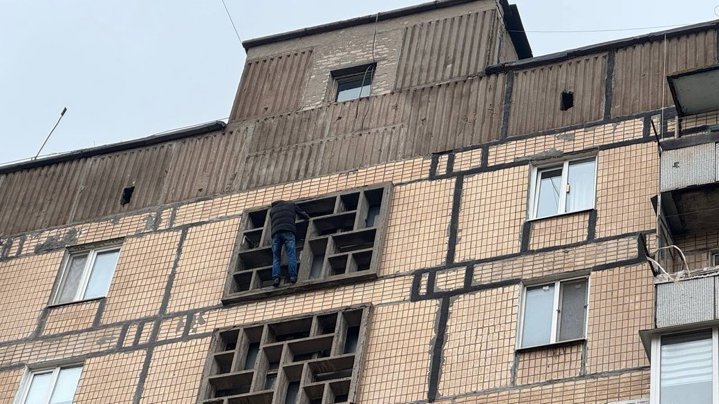 У Кривому Розі чоловік погрожував стрибнути з дев’ятого поверху
