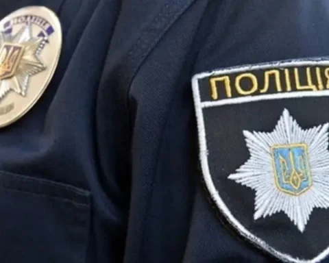 Дівчина у Кам’янському приміряла форму поліції для фото — отримала протокол