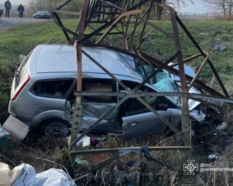 На Дніпропетровщині водій влетів в електроопору