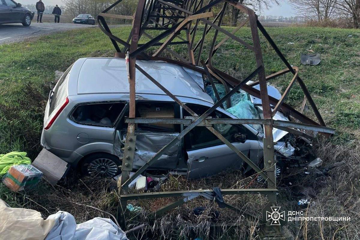 На Дніпропетровщині водій влетів в електроопору