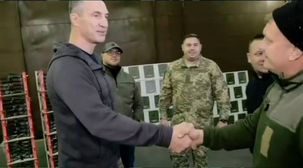 «Українська команда» та Володимир Кличко передали велику партію дронів 72 бригаді на Покровський напрямок