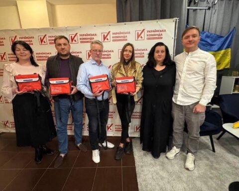Волонтери “Української команди” Дніпропетровщини передали на фронт тактичні аптечки нашим захисницям