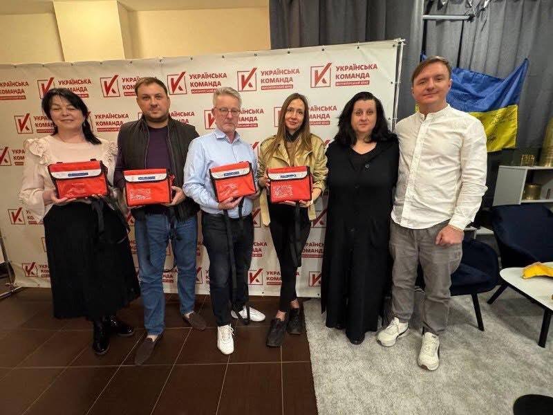 Волонтери “Української команди” Дніпропетровщини передали на фронт тактичні аптечки нашим захисницям