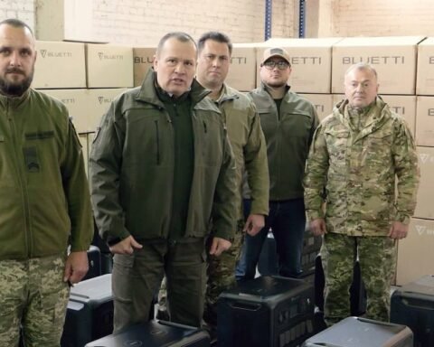 Бійці легендарного полку безпілотних систем «Ахіллес» отримали від «Української команди» чергову партію потужних зарядних станцій