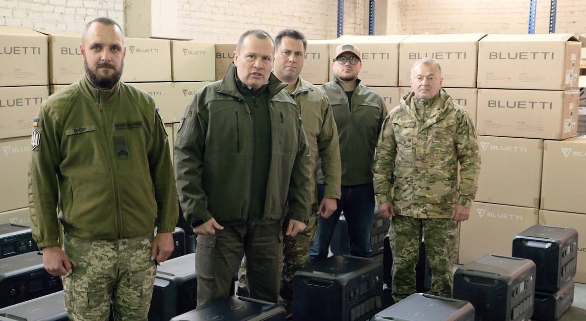 Бійці легендарного полку безпілотних систем «Ахіллес» отримали від «Української команди» чергову партію потужних зарядних станцій