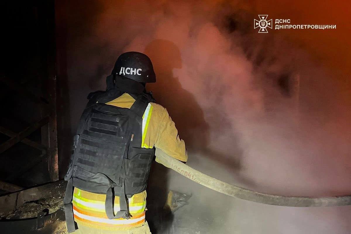 Нічна атака дронами на Дніпропетровщині: поранені, пожежі та знищена інфраструктура