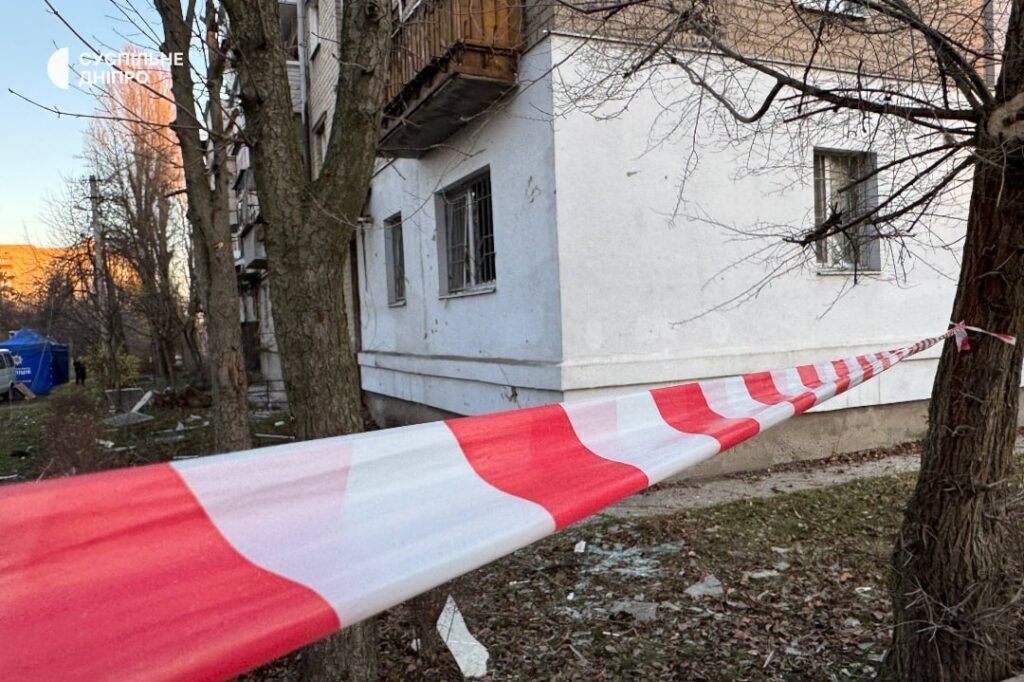 Атака дронами по Дніпру: поранені жінка і дитина, пошкоджено будинки та навчальний заклад