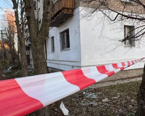 Атака дронами по Дніпру: поранені жінка і дитина, пошкоджено будинки та навчальний заклад