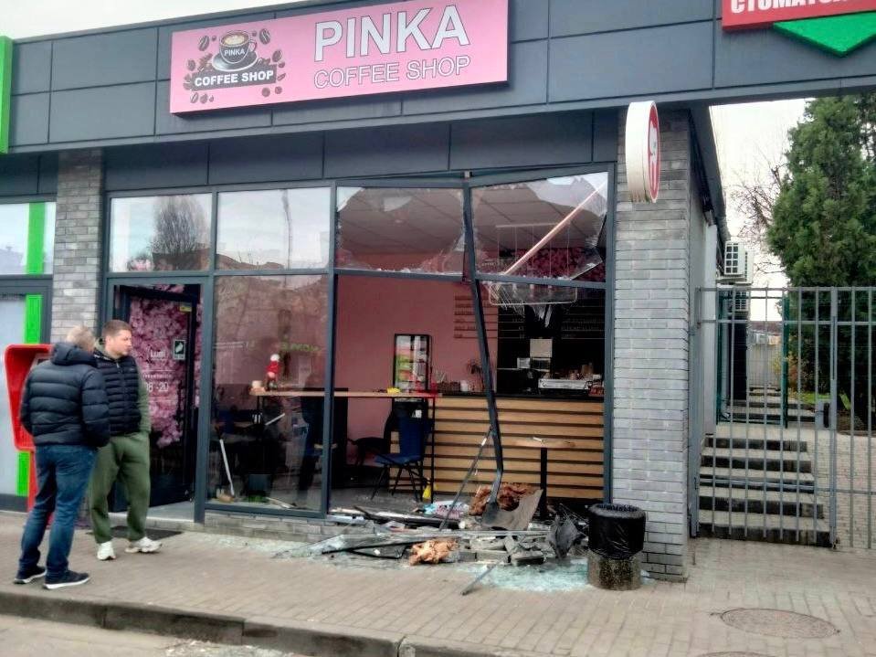 У Дніпрі автомобіль влетів у кав’ярню