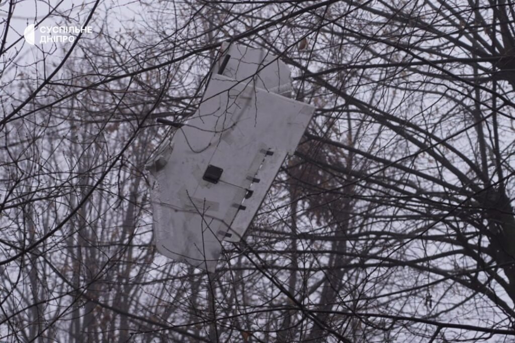 Уламки дрона в Дніпрі застрягли на деревах біля багатоповерхівки