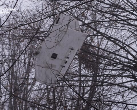 Уламки дрона в Дніпрі застрягли на деревах біля багатоповерхівки