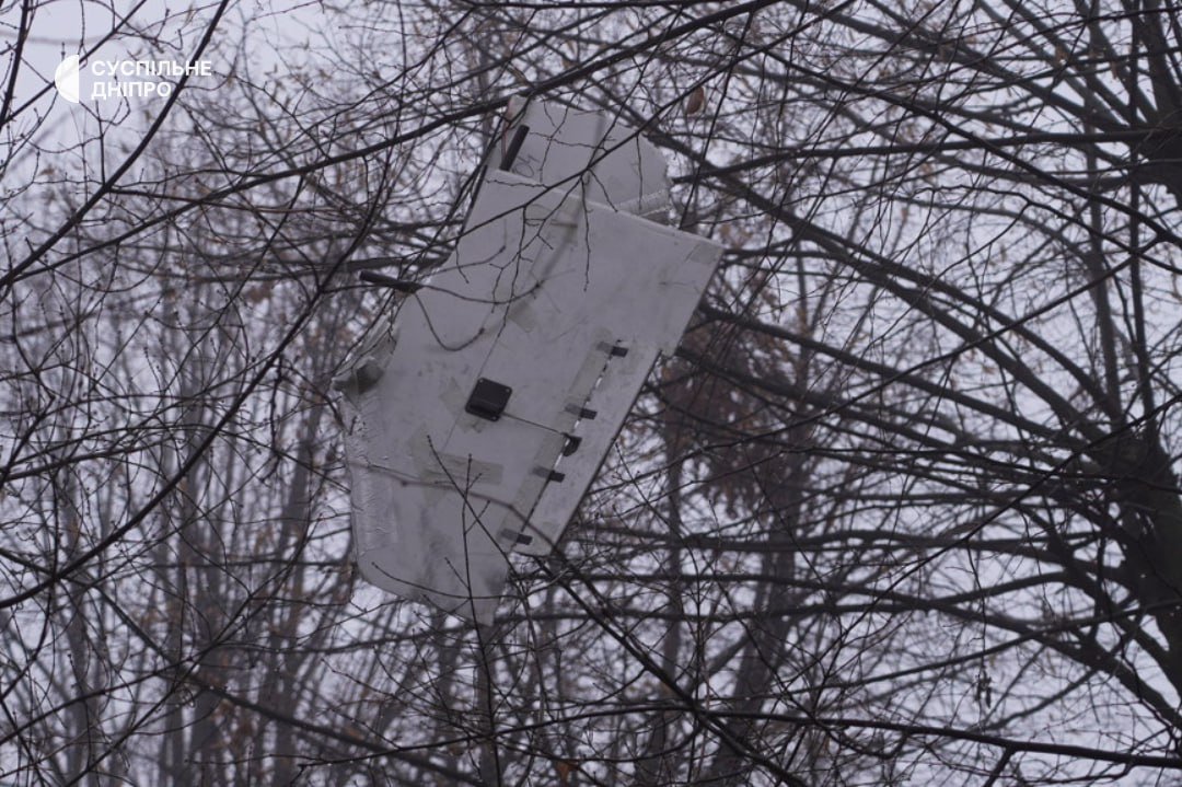 Уламки дрона в Дніпрі застрягли на деревах біля багатоповерхівки