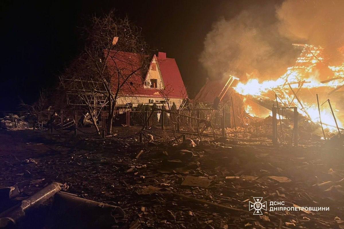 Нічні атаки на Дніпропетровщину: поранені, зруйновані будинки та пошкоджена інфраструктура