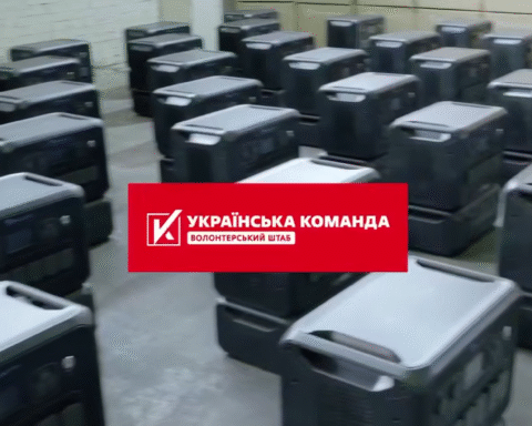 «Українська команда» передала військовим зарядні станції для безперебійної роботи дронів та зв'язку