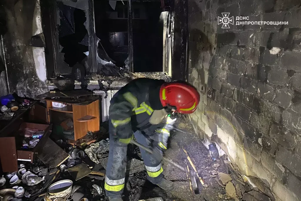 У Криворізькому районі рятувальники винесли жінку з палаючої квартири