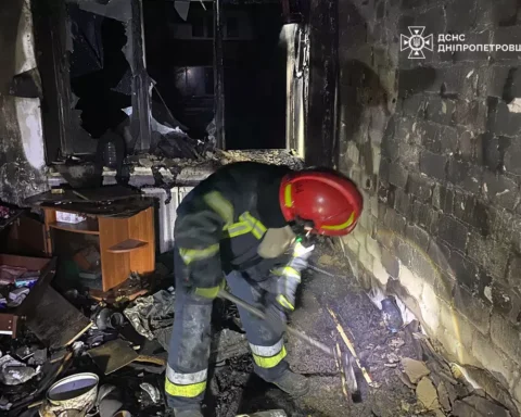 У Криворізькому районі рятувальники винесли жінку з палаючої квартири