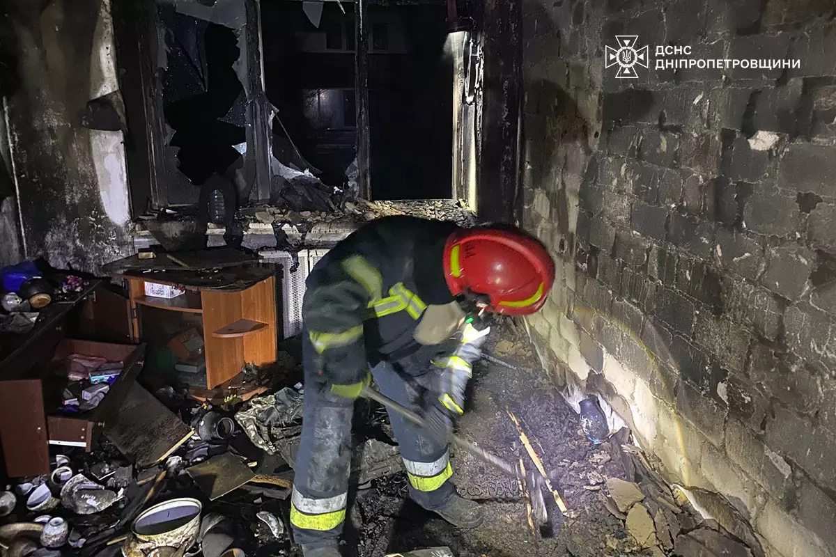 У Криворізькому районі рятувальники винесли жінку з палаючої квартири