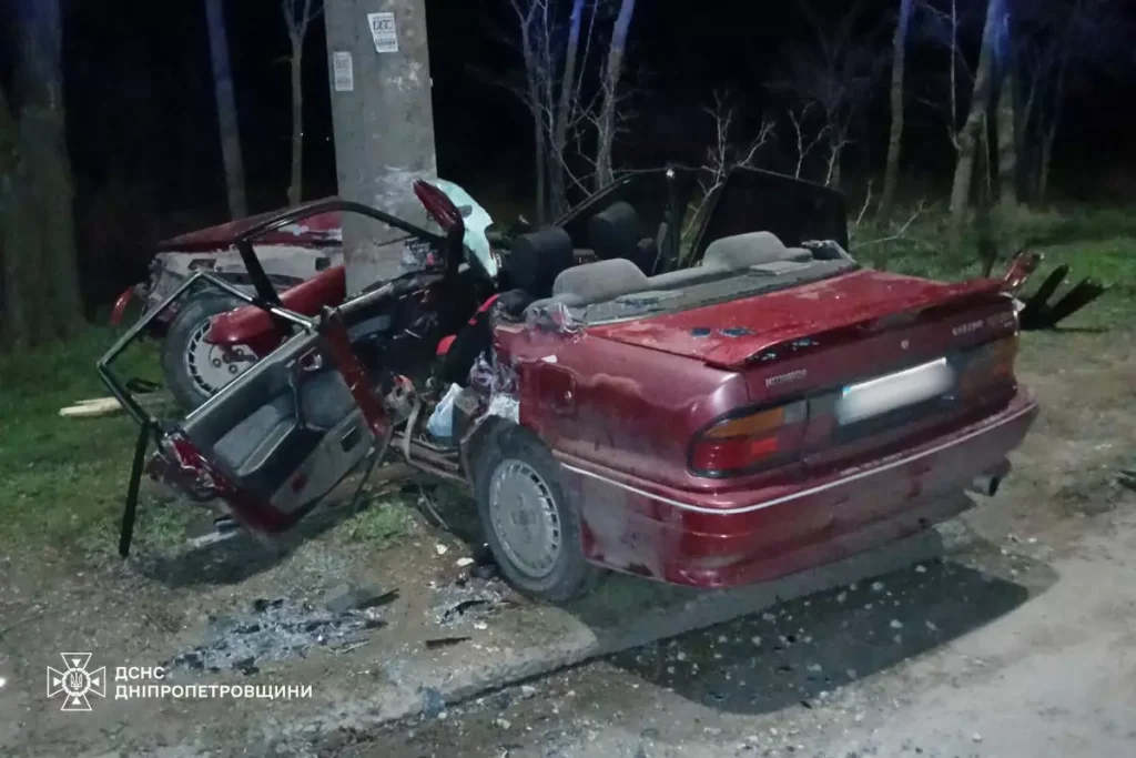 У Кривому Розі рятувальники визволили водія з понівеченого автомобіля після ДТП