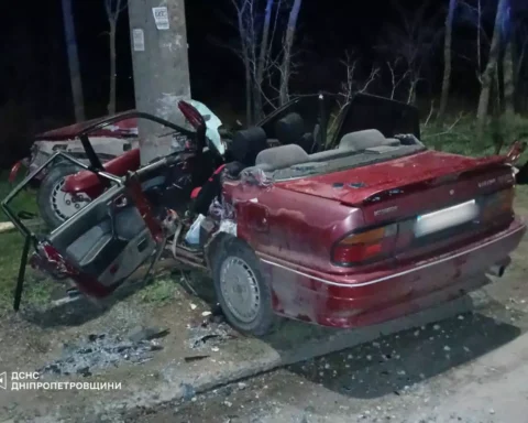 У Кривому Розі рятувальники визволили водія з понівеченого автомобіля після ДТП