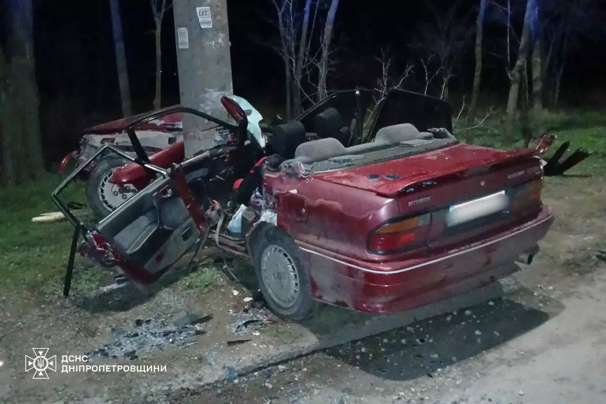 У Кривому Розі рятувальники визволили водія з понівеченого автомобіля після ДТП