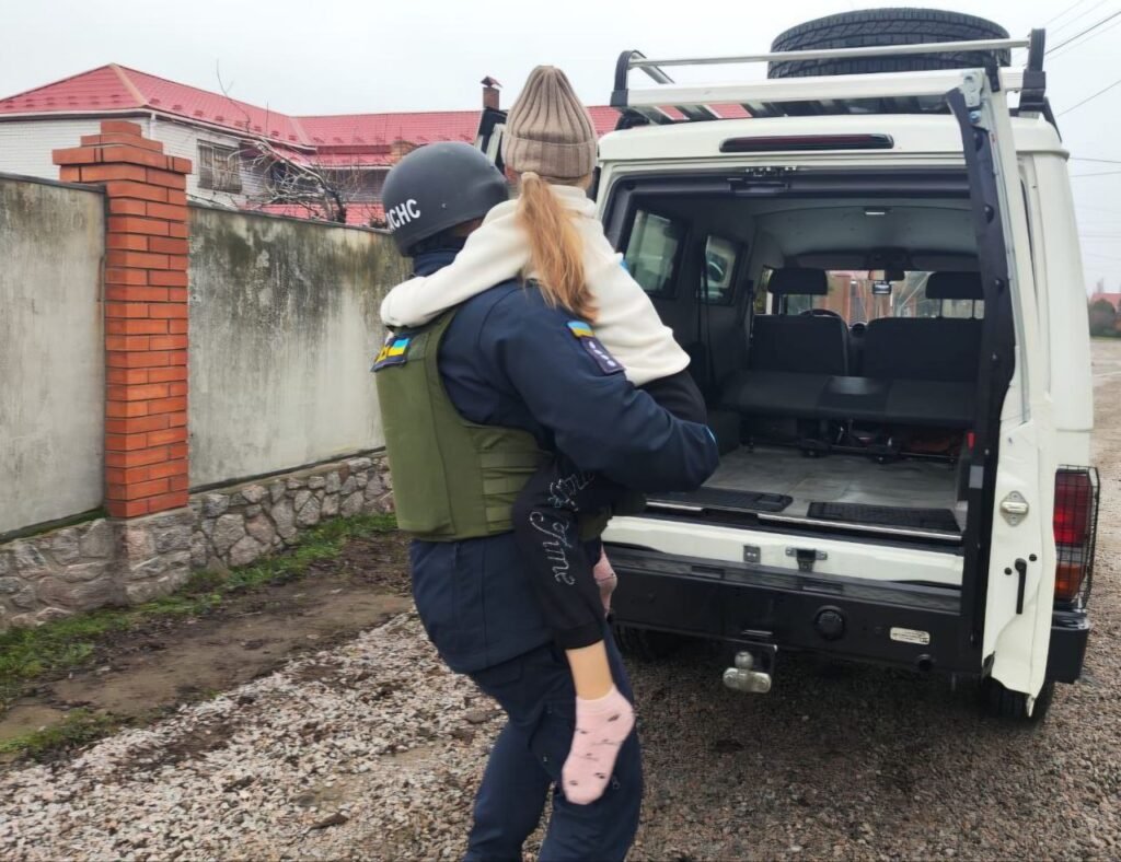 У Нікополі поранені 10-річна дівчинка та 64-річний чоловік через обстріли рф