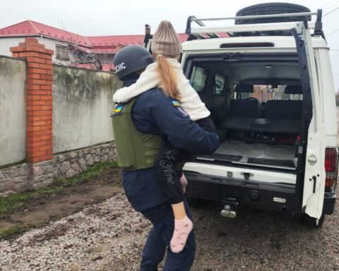 У Нікополі поранені 10-річна дівчинка та 64-річний чоловік через обстріли рф