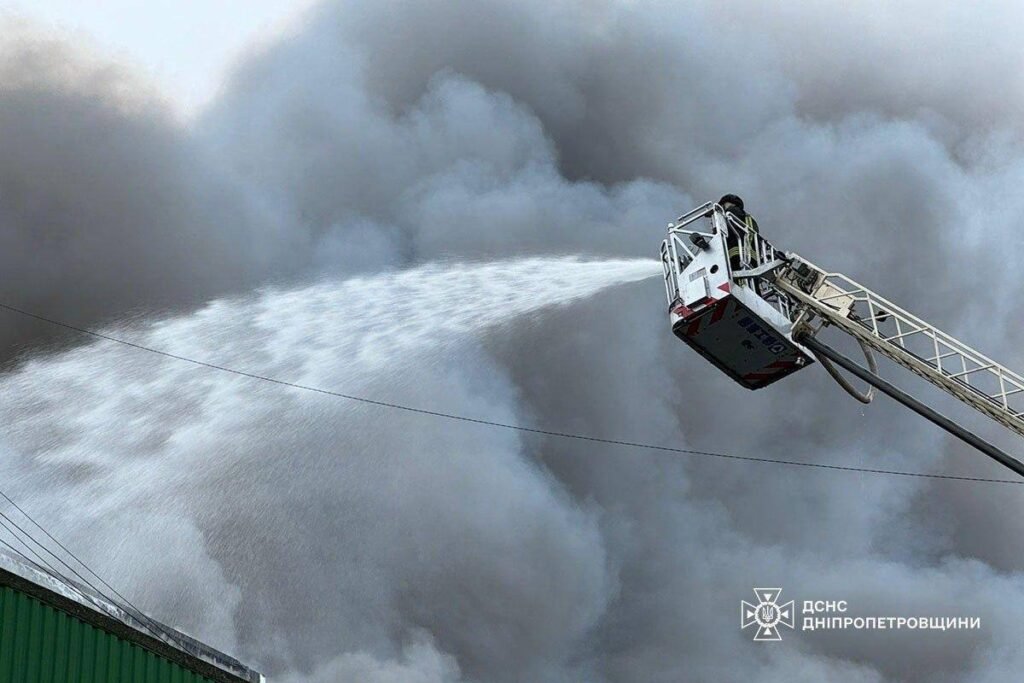 На Дніпропетровщині ліквідують масштабну пожежу після атаки рф