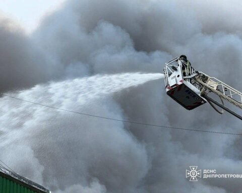 На Дніпропетровщині ліквідують масштабну пожежу після атаки рф