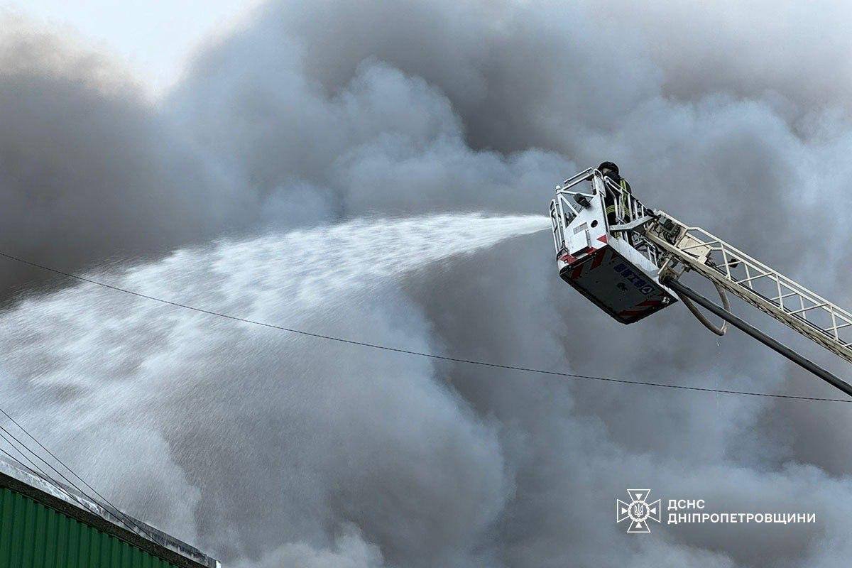 На Дніпропетровщині ліквідують масштабну пожежу після атаки рф