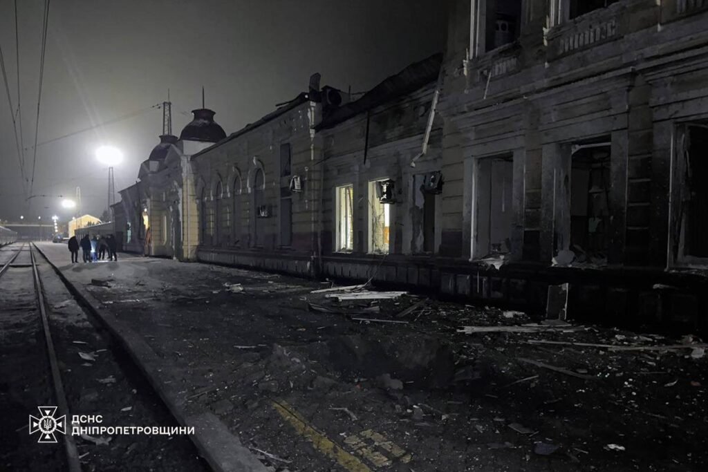 Російські обстріли на Дніпропетровщині: поранені рятувальник і працівник підприємства