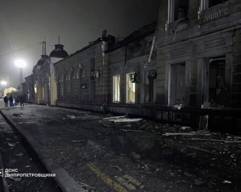 Російські обстріли на Дніпропетровщині: поранені рятувальник і працівник підприємства