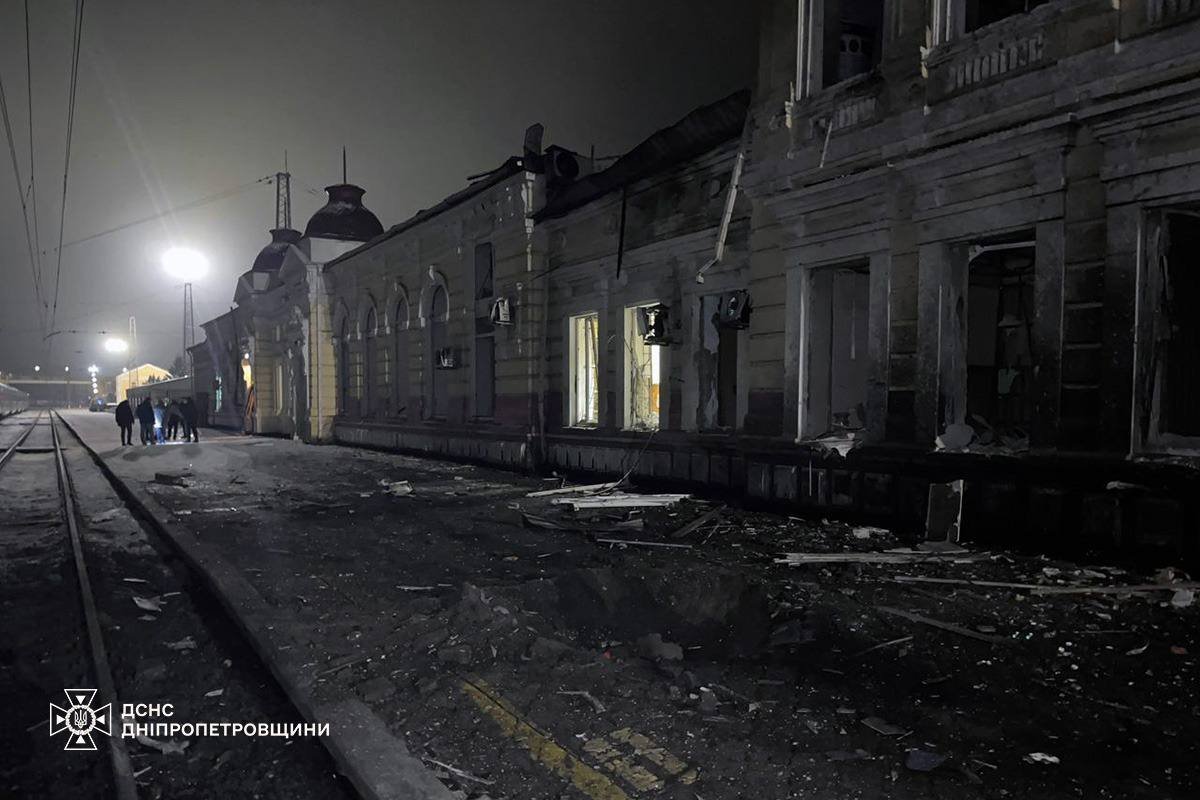 Російські обстріли на Дніпропетровщині: поранені рятувальник і працівник підприємства