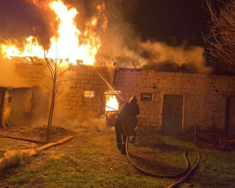 ДСНС ліквідують наслідки обстрілу в Криворізькому районі
