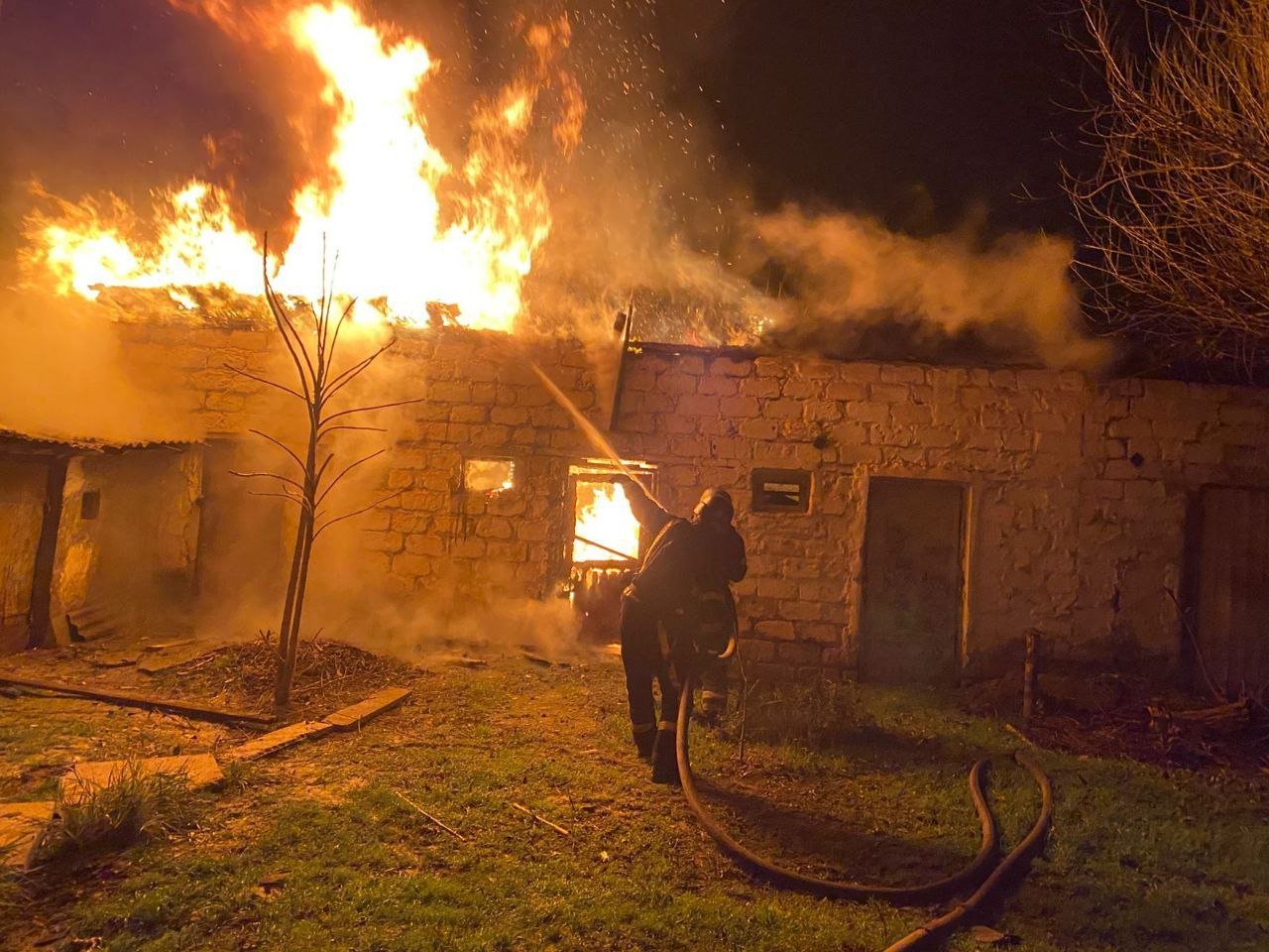 ДСНС ліквідують наслідки обстрілу в Криворізькому районі