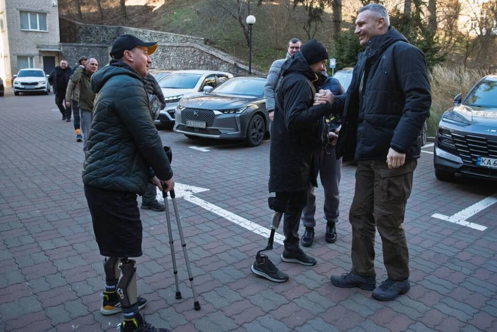 Віталій Кличко зустрівся з ветеранами, які отримали компенсацію за авто від міста