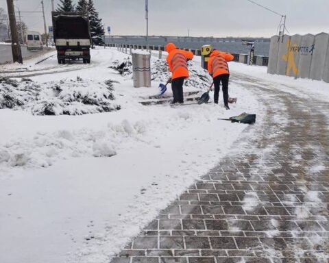 У Дніпрі комунальники висипали майже 2 тисячі тонн протиожеледної суміші за ніч